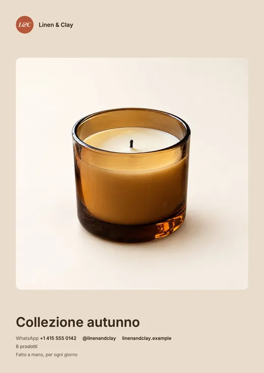Copertina del catalogo: il logo di un negozio, una grande foto prodotto di una candela in vetro ambrato, il nome della collezione e i contatti del negozio.