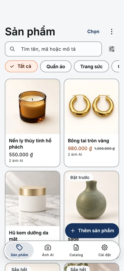Màn hình Sản phẩm của ứng dụng: lưới sản phẩm có ảnh, giá và bộ lọc danh mục.